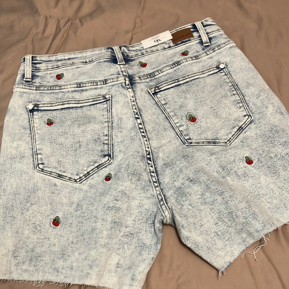 Judy Blue Shorts - Picture 3 of 7